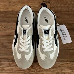 NWT De Florence Sneakers